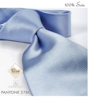 Cravate 100% Soie, Bleu ciel, Doux au toucher, Traité anti taches, Largeur 7 cm.
