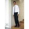 Pantalon Homme Anthracite porté avec Chemise Blanche