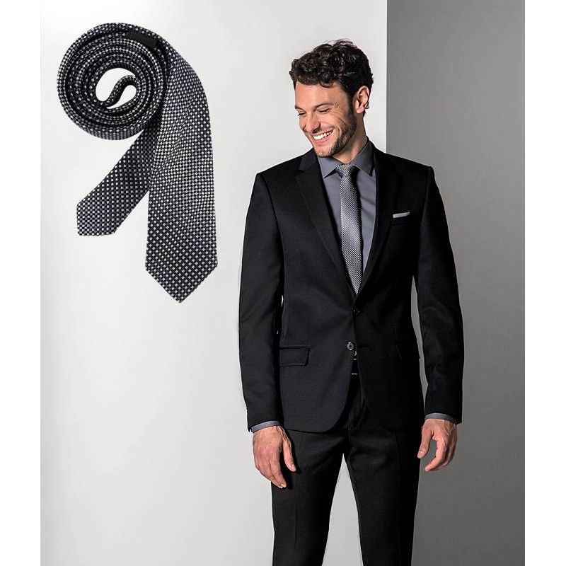 costume noir cravate