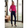 Pantalon Femme Bleu roi porté avec Chemisier Fuchsia