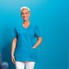 Blouse Médicale Stretch Couleur Curaçao portée avec Pantalon Blanc