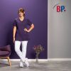 Blouse Médicale Femme Couleur Aubergine portée avec Pantalon Blanc