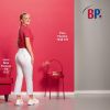 Polo femme porté avec Pantalon Blanc SlimFit