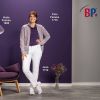 Pantalon blanc Jeans femme porté avec Polo et Veste Bomber