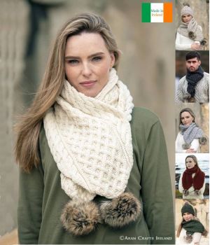 Magnifique Écharpe Irlandaise, avec Pompon en Fausse Fourrure