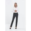 Pantalon Femme Premium Anthracite Porté avec Chemisier Blanc