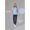 Polo Femme Bleu ciel chiné présenté avec Pantalon Marine