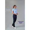 Polo Femme Bleu ciel chiné présenté avec Pantalon Cargo Marine