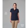 Polo Femme Performance Marine Porté avec Pantalon Beige