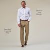 Chemise Coupe Slim Fit Blance Portée avec Pantalon Chino